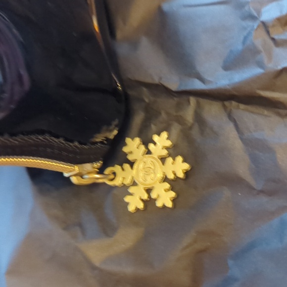 CHANEL Beauté Glossy Black Pouch with Gold Details - Picture 2 of 4